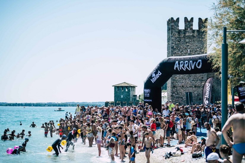 Arrivo della competizione Swim the Island davanti al Castello di Sirmione