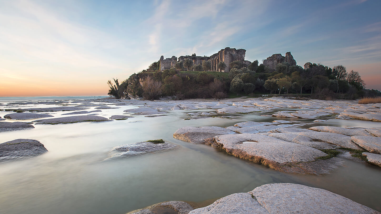 grotte di catullo all'alba